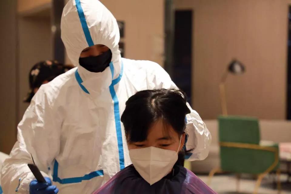 100多位赴武漢醫(yī)療隊女隊員“削”掉秀發(fā) ——武漢市委秘書長說，疫情過去一定為你們請功！