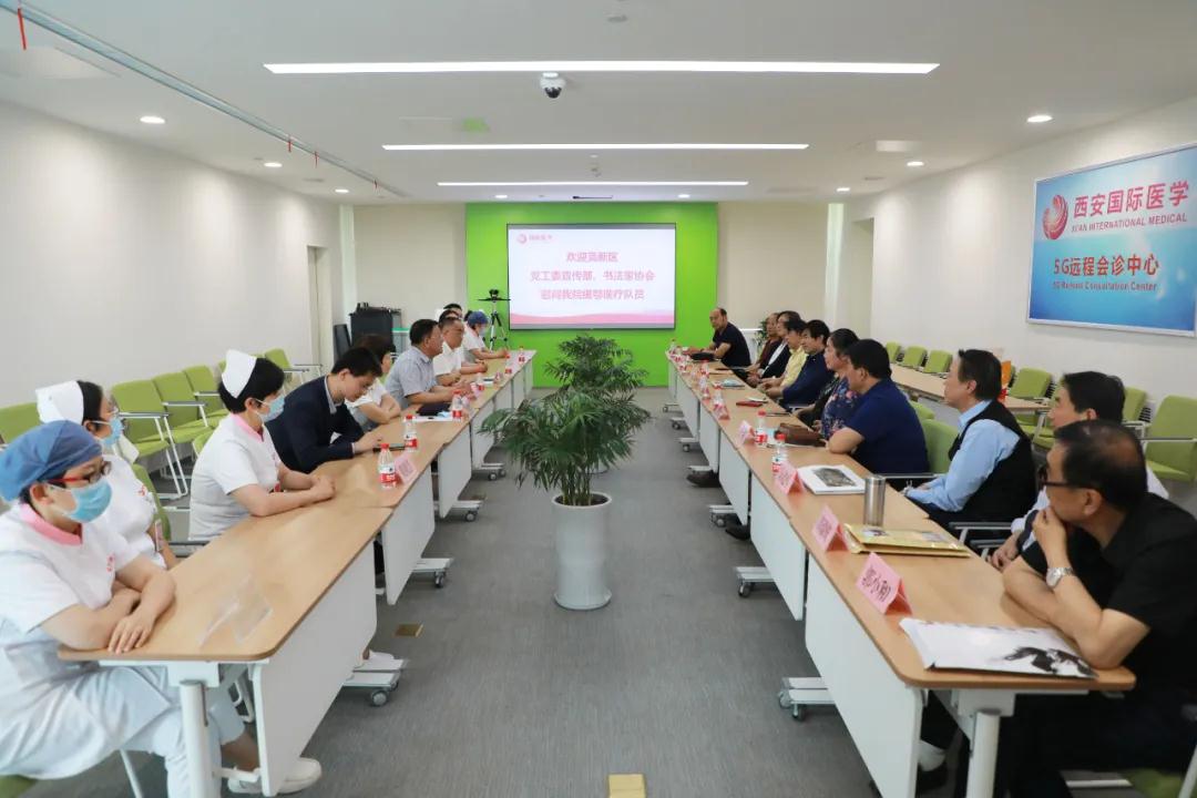 書法送祝福 筆墨贊英雄——西安高新區(qū)黨工委宣傳部、書法家協(xié)會一行致敬最美逆行者