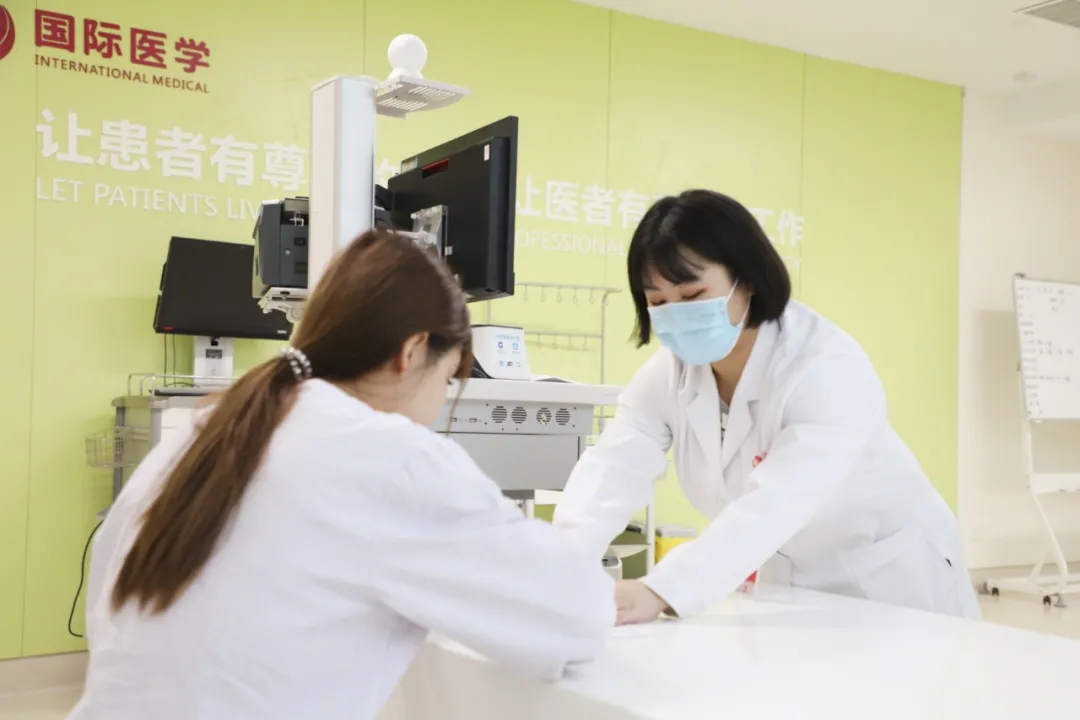 出院手續(xù)床前辦理，「移動結(jié)算車」便民又惠民！