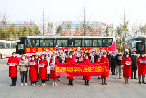 又有 300 余名醫(yī)護人員逆行出征，奔赴核酸采樣點