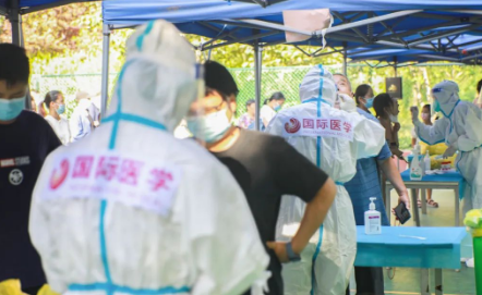 泡白的雙手，濕透的衣服，高溫天氣下的這些“大白”讓人心疼