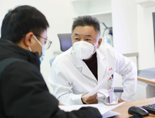 他們?nèi)找箞?jiān)守，為患者照亮就診之路