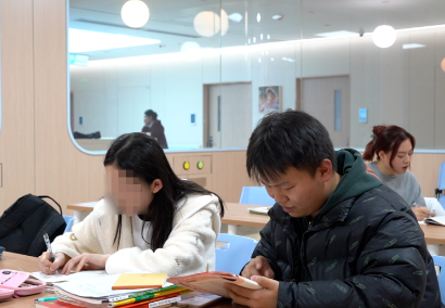 治療、學(xué)習(xí)兩不誤！病房里開啟了“小課堂”