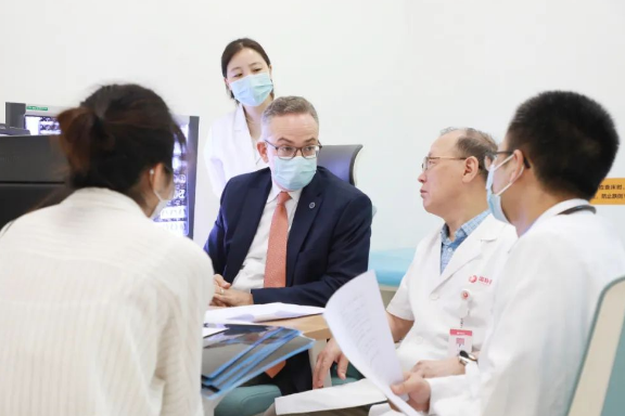 門診、查房、學術交流……全美排名第一的妙佑醫(yī)療國際專家團隊參與“首屆國際醫(yī)學高峰論壇”國際診療日活動