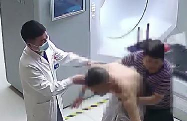 驚險！患者險些跌倒，醫(yī)生跳過治療床扶患者