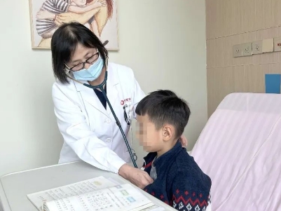 支原體肺炎來了！住院扎堆，學習桌搬到病房，孩子邊寫作業(yè)邊打點滴
