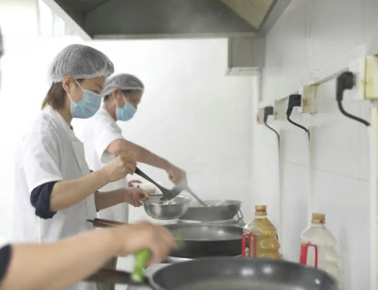 灶火燃起時(shí)，醫(yī)院飄出“家的味道”
